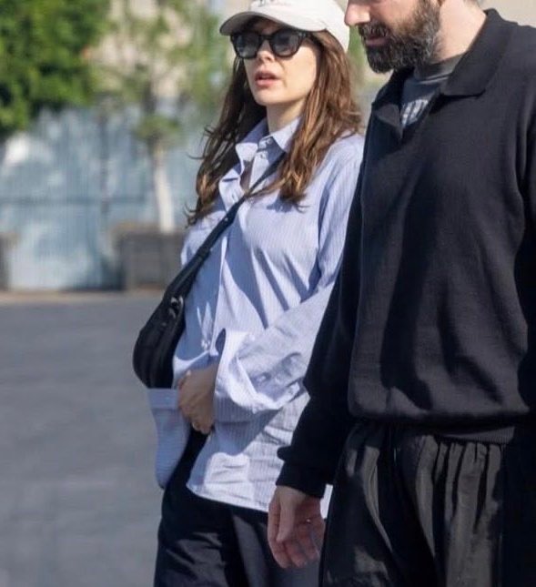 奥妹要当妈妈了！伊丽莎白·奥尔森LA新街拍，报道称奥妹怀孕了，将迎来与丈夫的第一