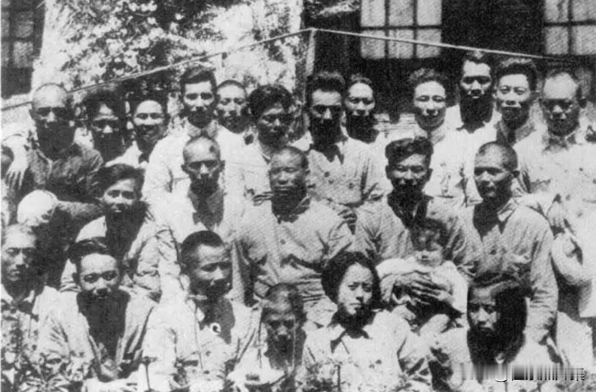 1944年秋，三五八旅旅长张宗逊(后排右三)与参加南下支队的贺炳炎(二排右三)、