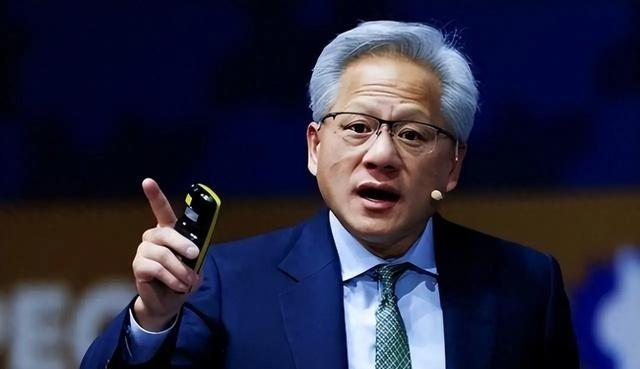 黄仁勋又急了！4月15日，他在播客采访中直接开怼：“芯片又不是浓缩铀，卖给中国怎