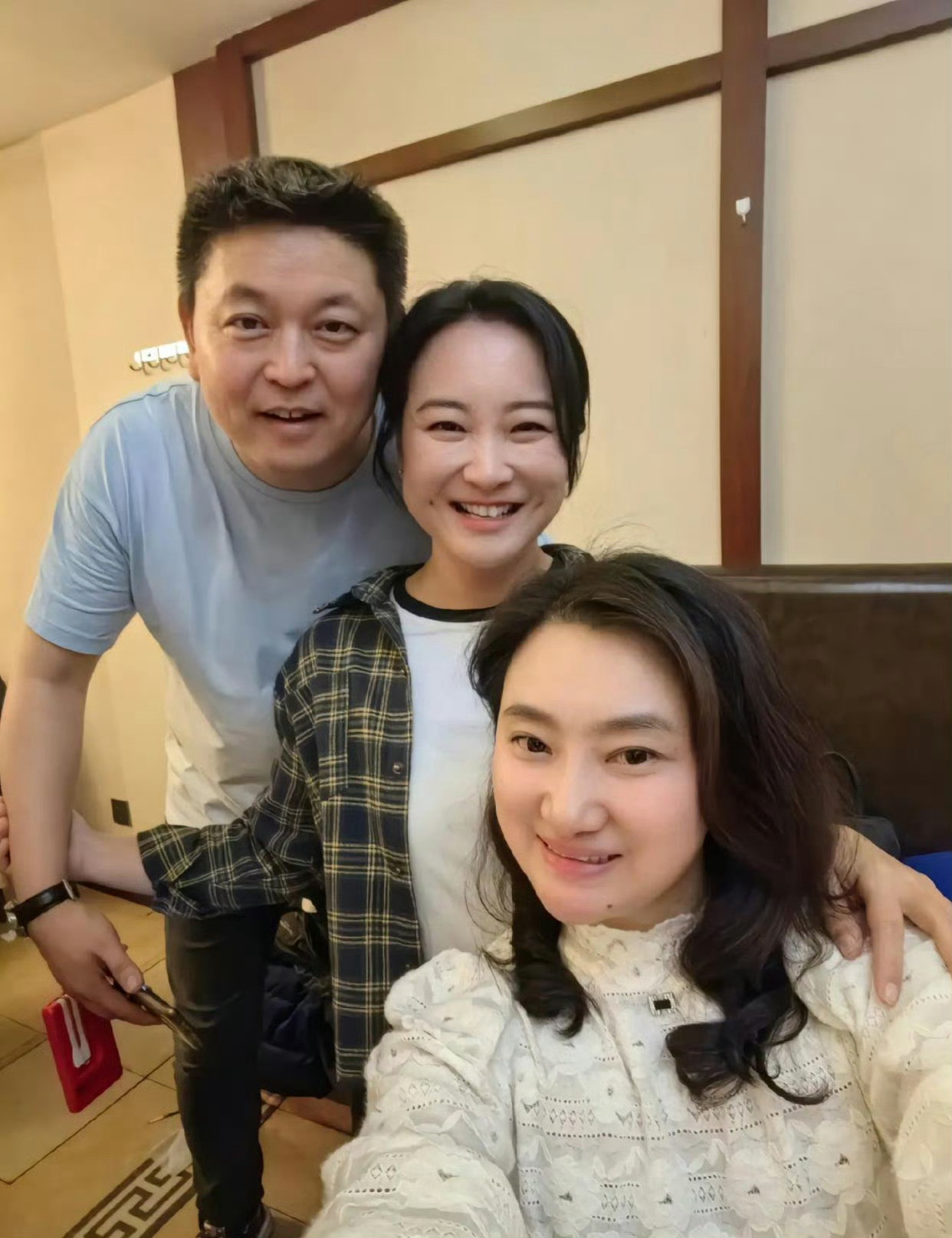 贾玲低调现身恩师冯巩生日宴，笑容灿烂酒窝还在