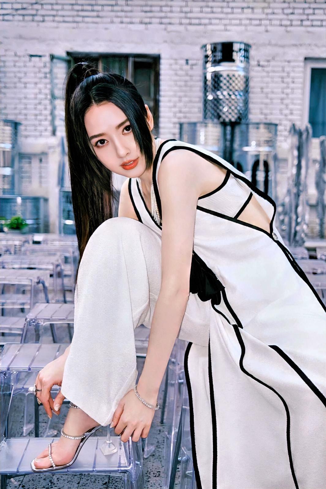 郭碧婷有一张大众认可度极高的＂美人脸＂，五官精致、线条分明，且拥有优美的身材曲线