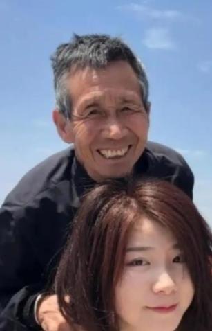 1997年，河南50岁光棍捡到一名女婴，谁知送她读书后，女孩竟厉声质问：“自己都