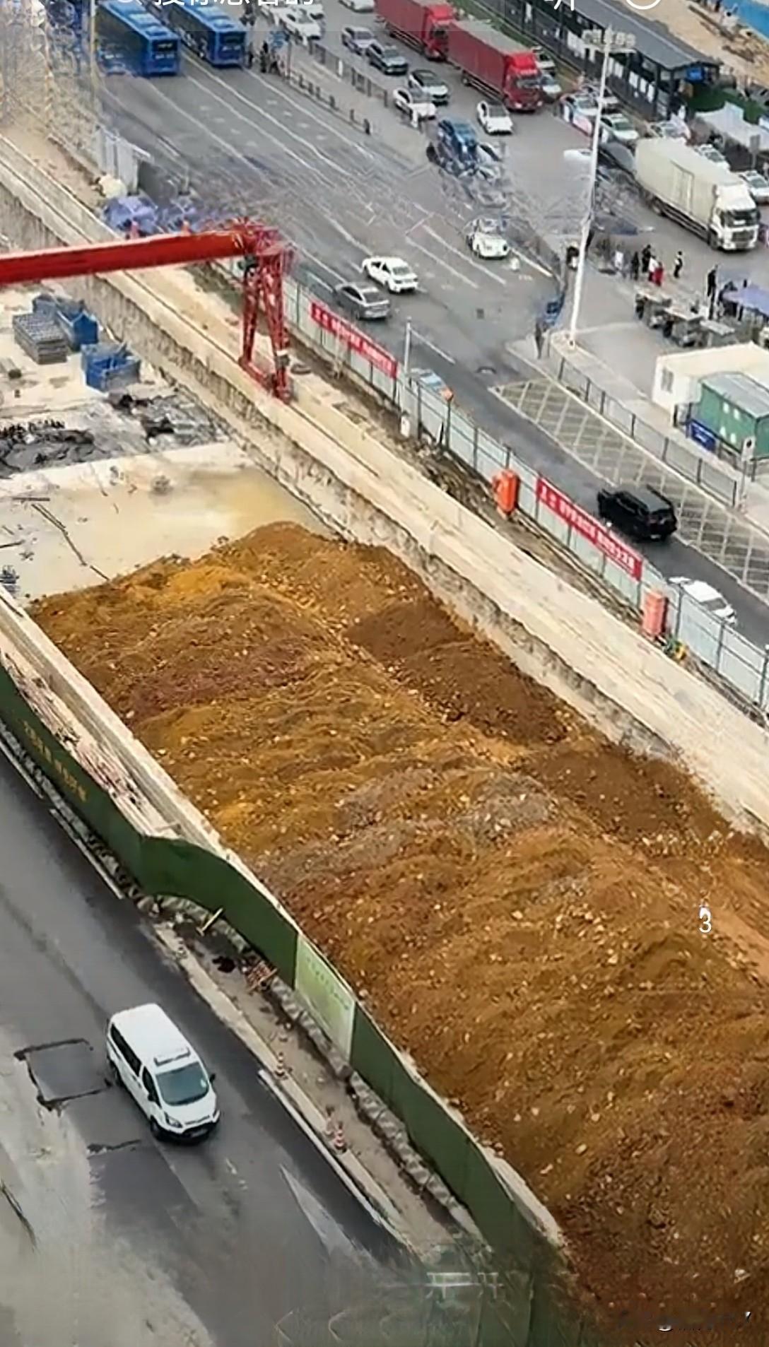 挖了地下隧道完工后必须要在上面用土回填覆盖上，这是绵阳站前广场临园干道开挖的收尾