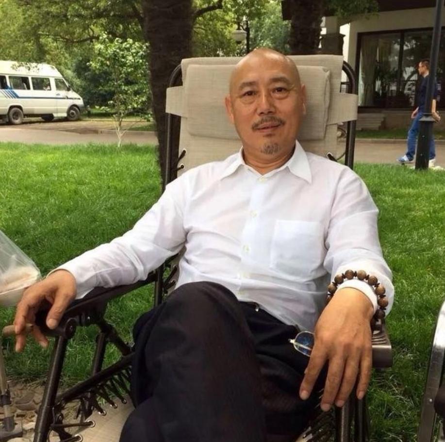 1991年，身价过亿的李诚儒，把糟糠之妻和6岁儿子赶出家门，转身娶了女朋友。20