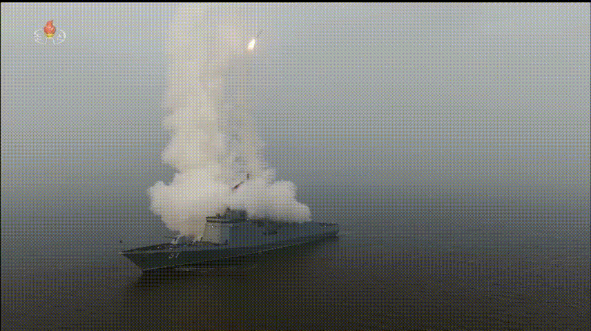 最新视频显示，“崔贤”号驱逐舰进行海上火力展示，垂直发射系统连射巡航导弹实在太壮