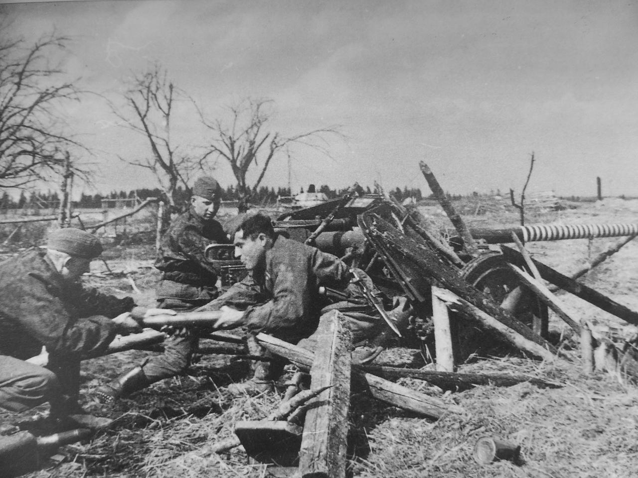 二战时期，党卫队“瓦隆军团”的士兵正在操作一门50毫米PaK38型反坦克炮进行