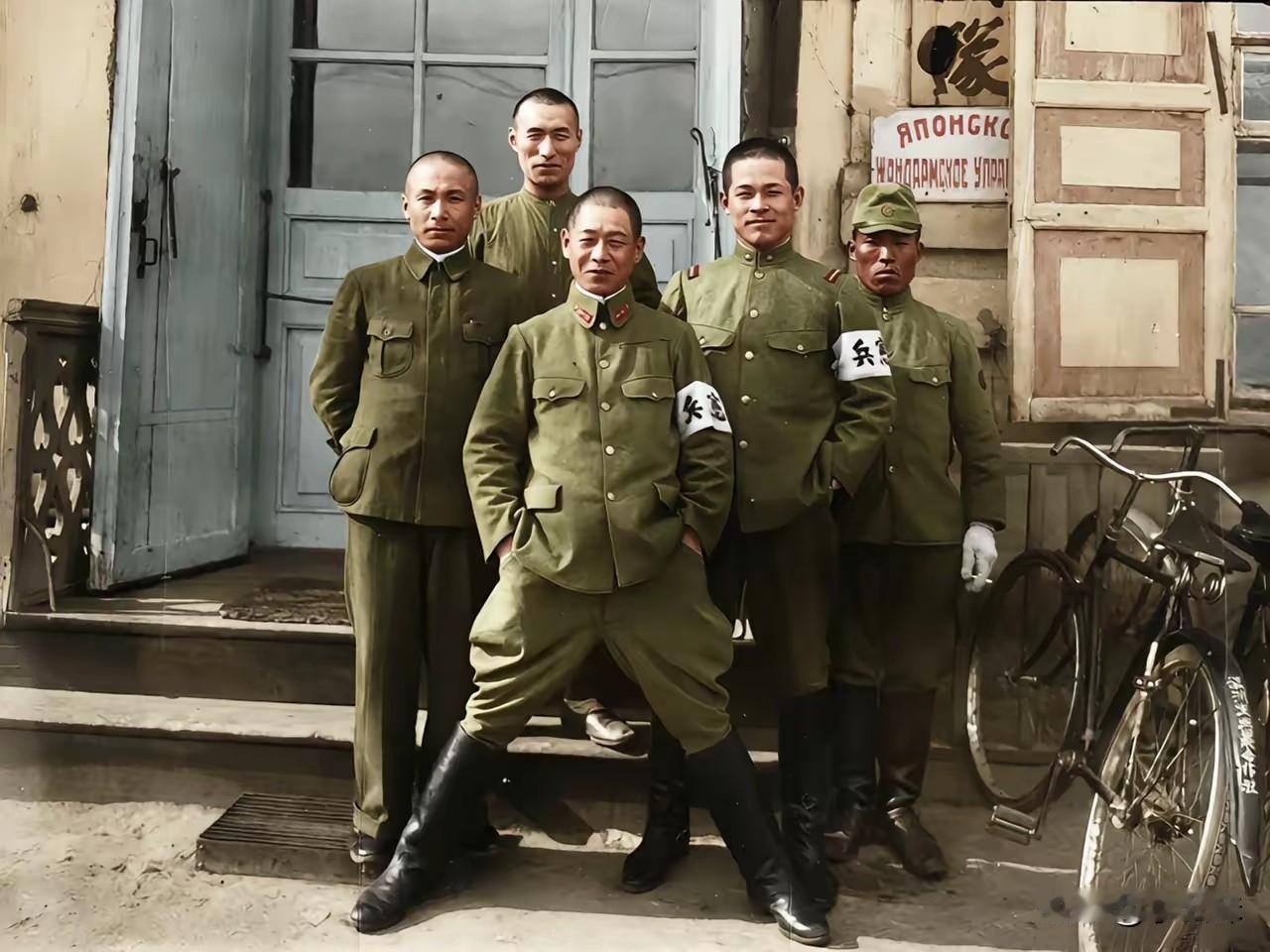 1932年侵华日军驻满洲里的宪兵合影以嚣张的姿态站在门前