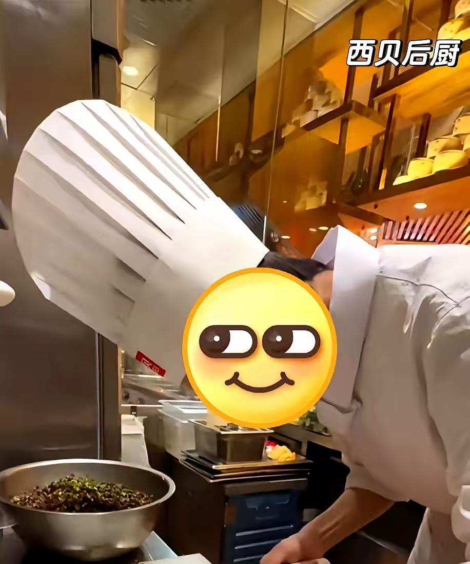 我那在西贝当厨子的表弟，昨天给我打电话，声音都快哭了。“哥，我快疯了！外面一个