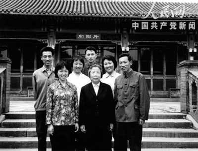 西花厅内，邓颖超与周恩来的侄子辈六兄弟姐妹合影留念。