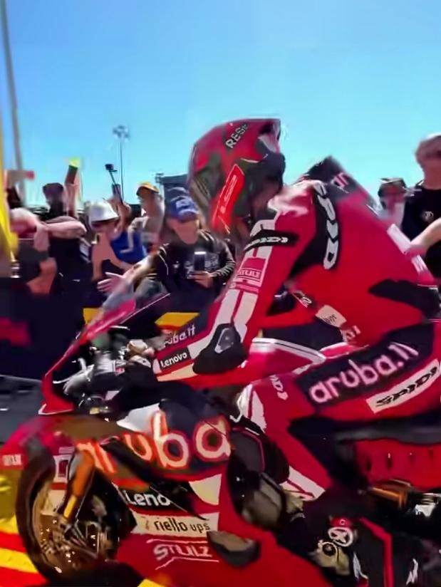 张雪机车斩获二连冠，真是太激动人心了。欧洲车迷直呼不可思议，4秒优势堪称