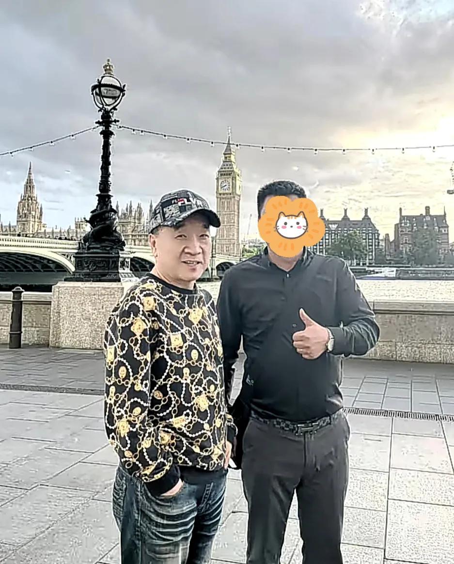 天啊！看看在英国伦敦偶遇谁了，66岁打扮像小伙子一般时髦近日，某网友在个人社交