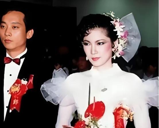 1985年，叛逃至台湾的飞行员萧天润娶了台湾美女主播张德芬，并获得了3000