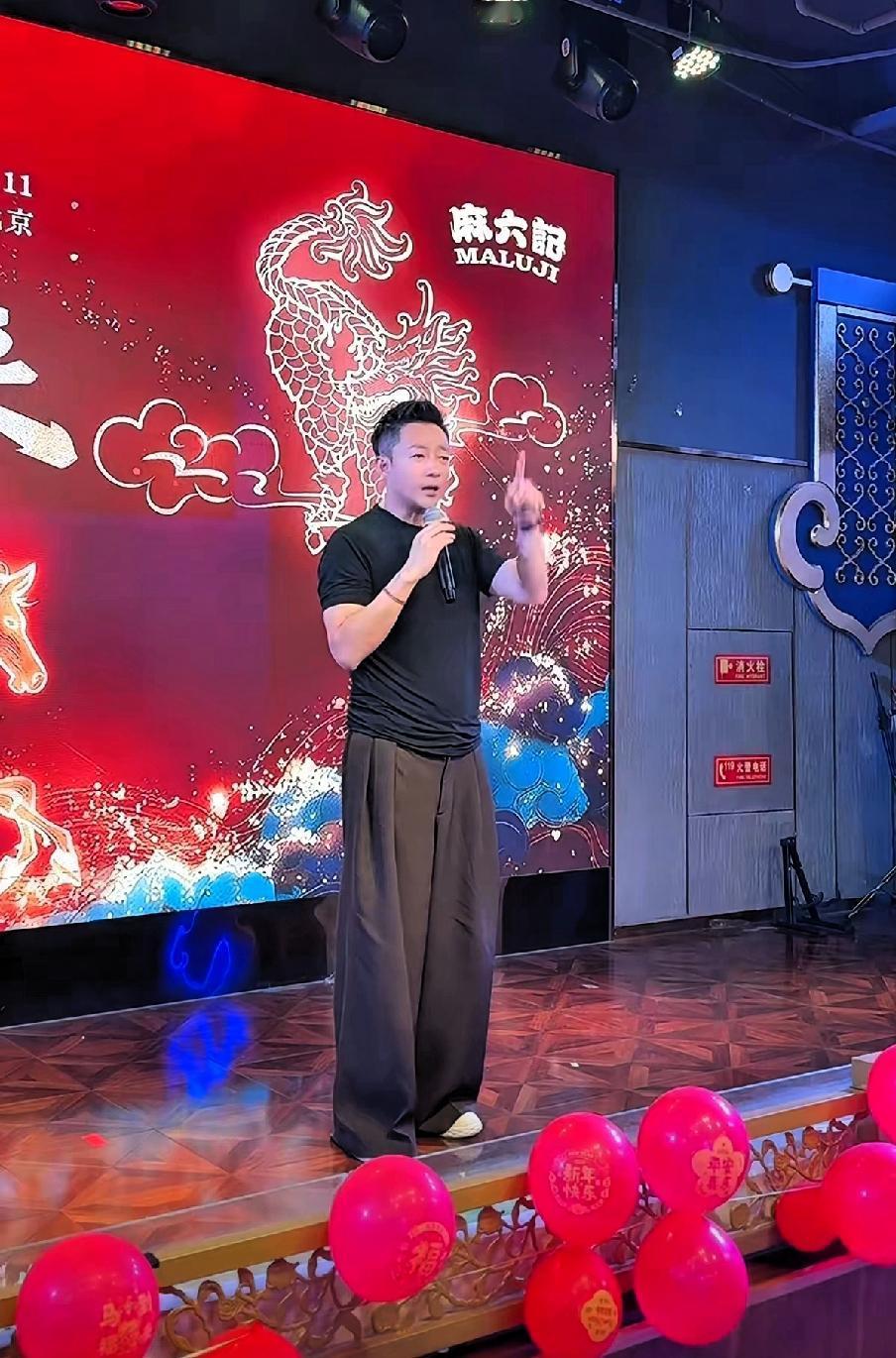 麻六记喜事连连张兰母子同庆.麻六记办了年会,精英们都来了,大家都在场,这