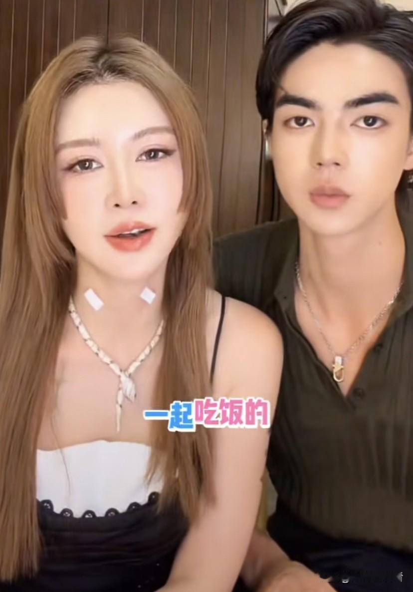 盈公主谈到阿迪和纳迪尔，盈公主说，她可以让阿迪和纳迪尔一起吃饭的。在一旁纳迪尔附