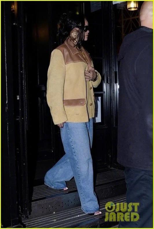 现身巴黎婴儿用品店购物的蕾哈娜，企业家身穿的是MiuMiu麂皮夹克！因为“产