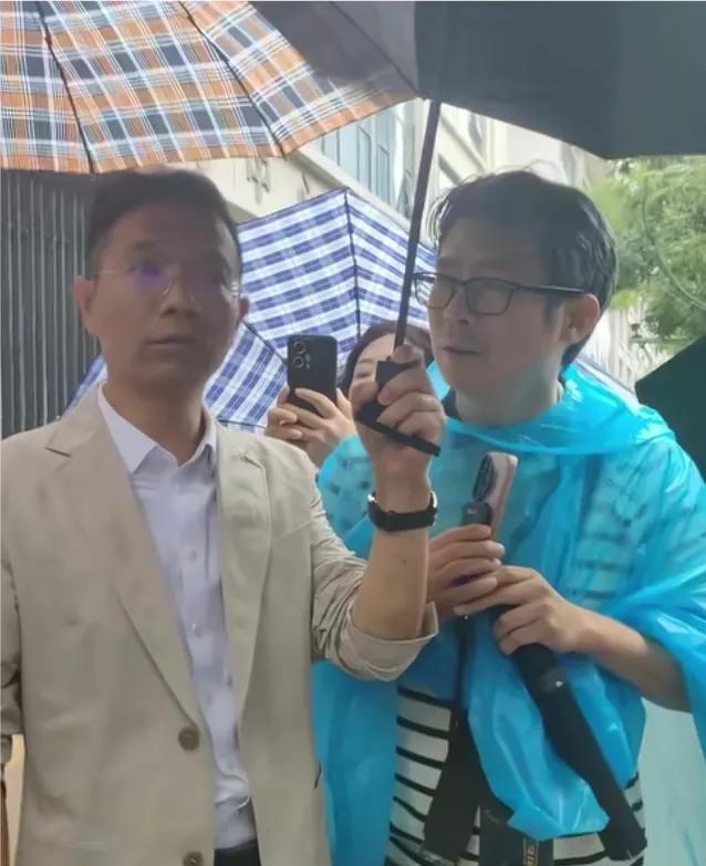 今天，李律去了三院，门口围了许多的主播！北京下着雨，李律中午一出来，主播们给