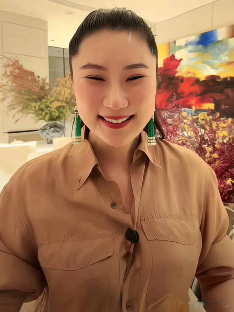 谢贤的前女友Coco现在已经41岁了，目前在河南老家生活，还是单身一人。听说有媒