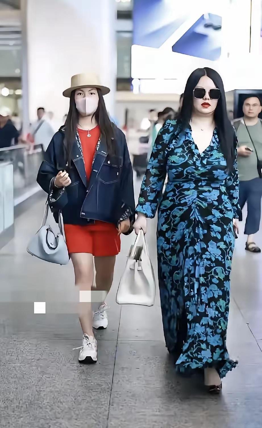 李湘这新机场照“大花裙”，​好看是好看，​就是穿上有一个地方特别不好！​那就是看