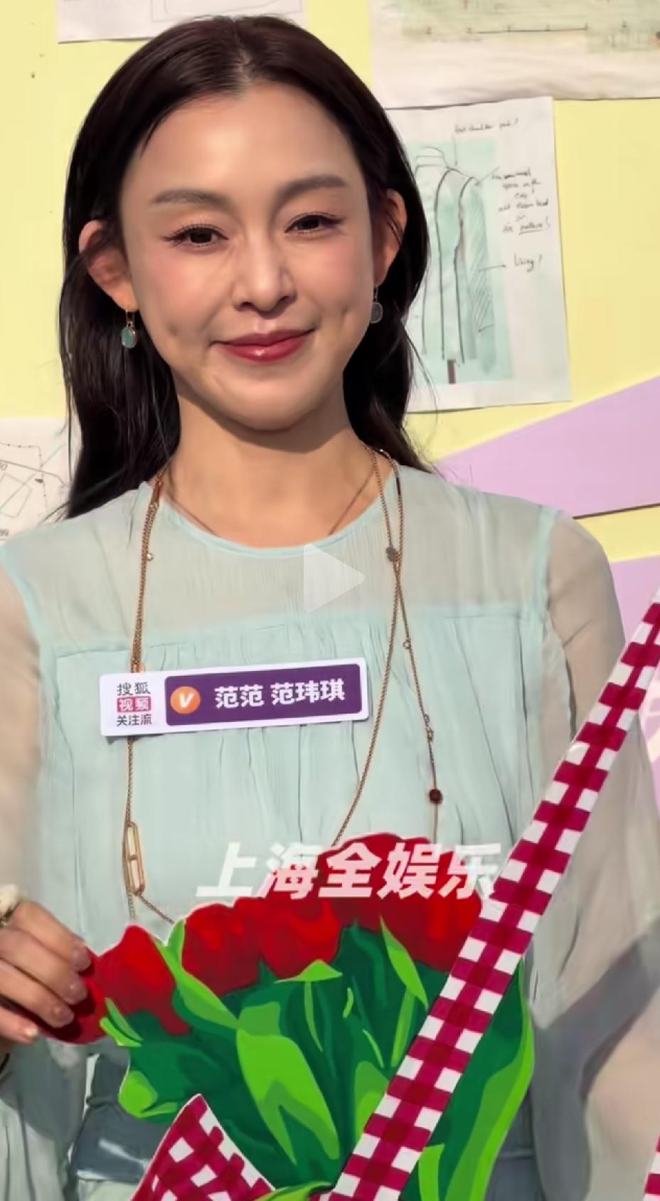 50岁的范玮琪还像个大姑娘一样，胶原蛋白满满的，皮肤紧致，没有皱纹，说她18岁都