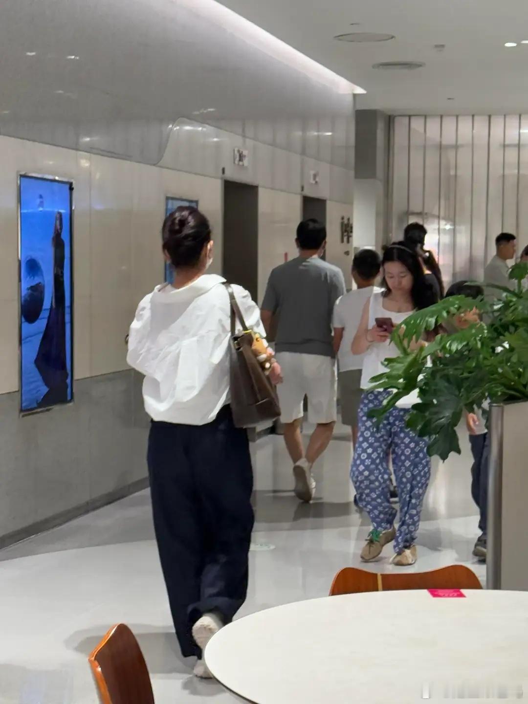 47岁秦海璐和54岁王新军一家三口最新同框照曝光。 今天（9月14日），秦海璐、