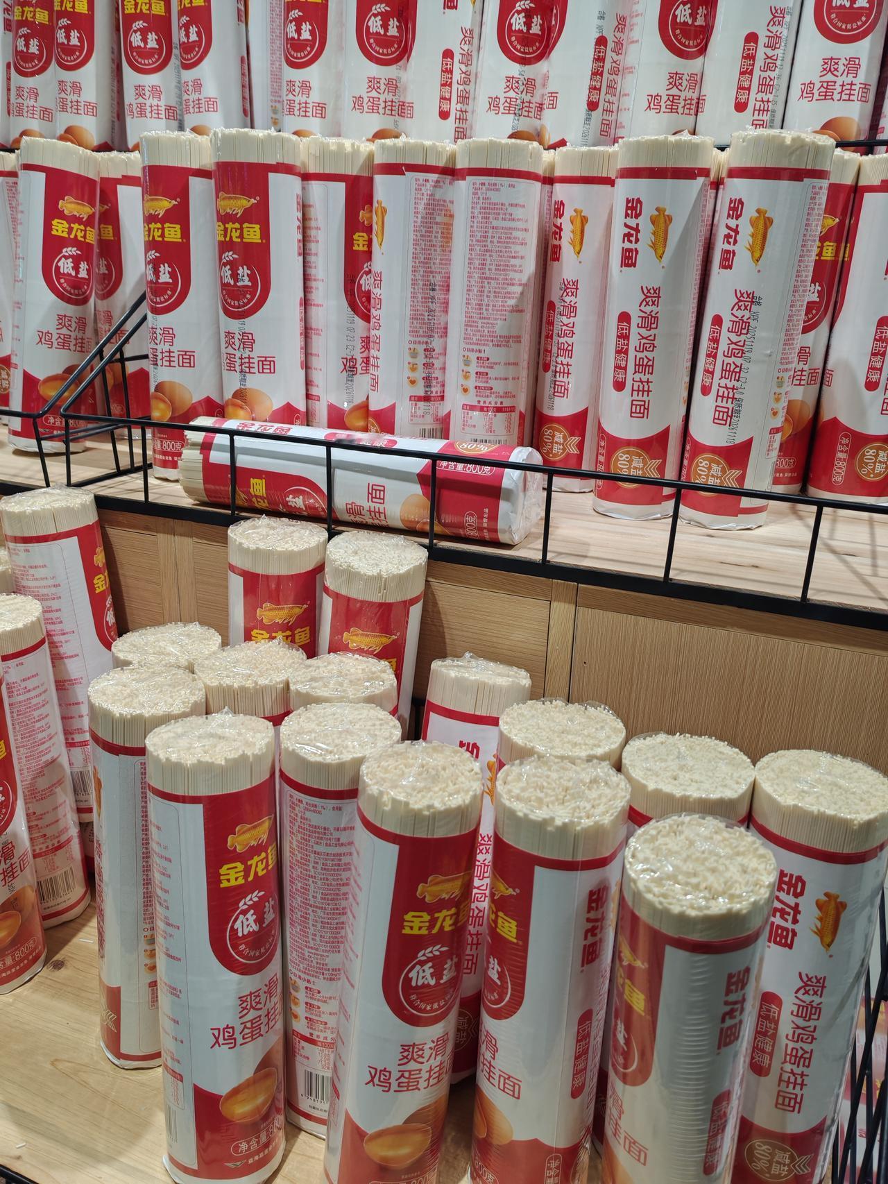 干挂面比鲜面条便宜12月19日，坐标西安。这是我近日在商超里随手拍的两张图片，