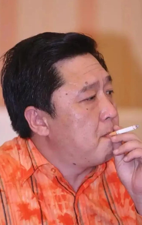 一次有网友看到于谦在餐厅里抽烟，就留言说，“太不道德了，公共场所，你就抽烟，很不