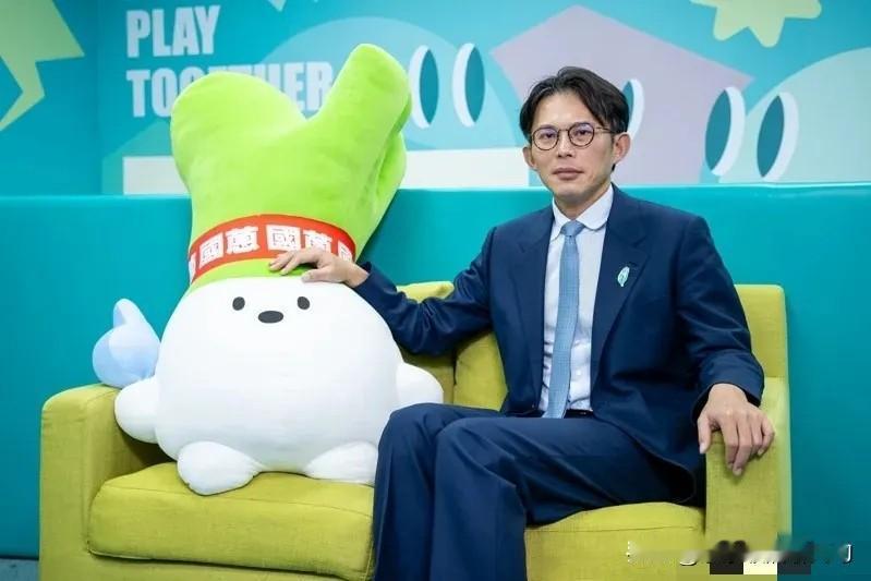 大言不惭！黄国昌自吹自擂。黄国昌今天自己说自己是蓝绿白党团总召中最强总召，又