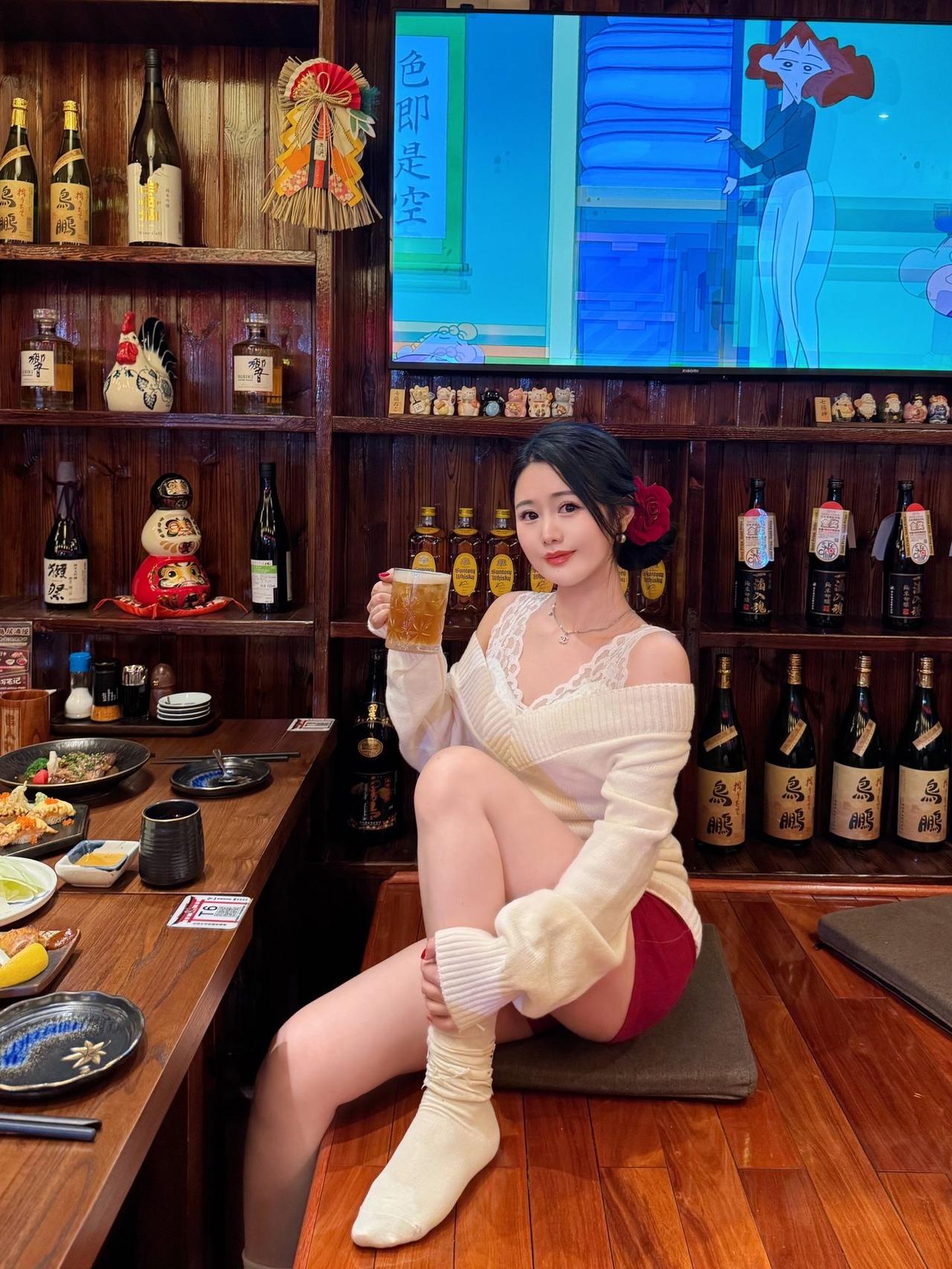 在传统日式居酒屋，品尝美食，享受动漫氛围