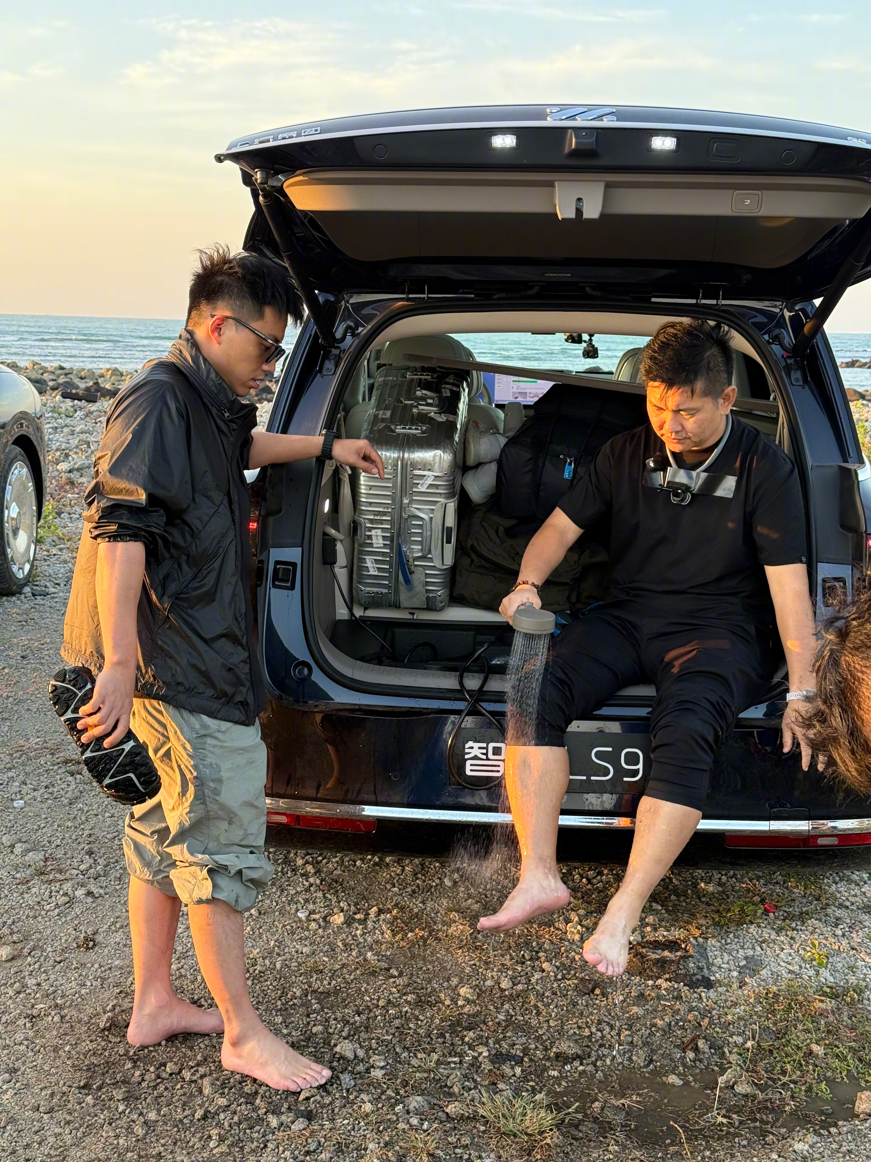 大家老说高级野奢户外，我觉得智己LS9车上这10升后备厢电热水系统，真的做到创新