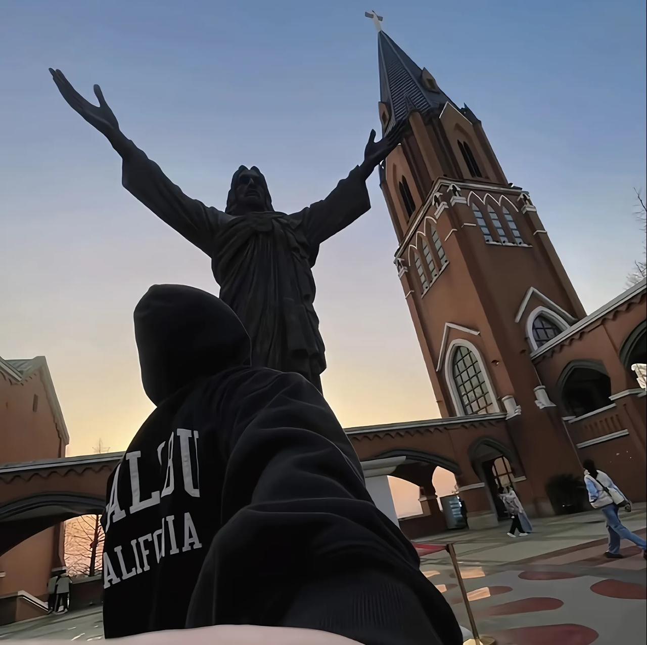 什么样的股票可以长期持有不是涨得猛的，也不是吹得火的。真正能拿住十年八年的