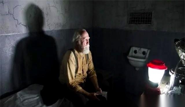 1998年，一个120岁的老头从监狱里走出来。他在里面待了103年。他进去的