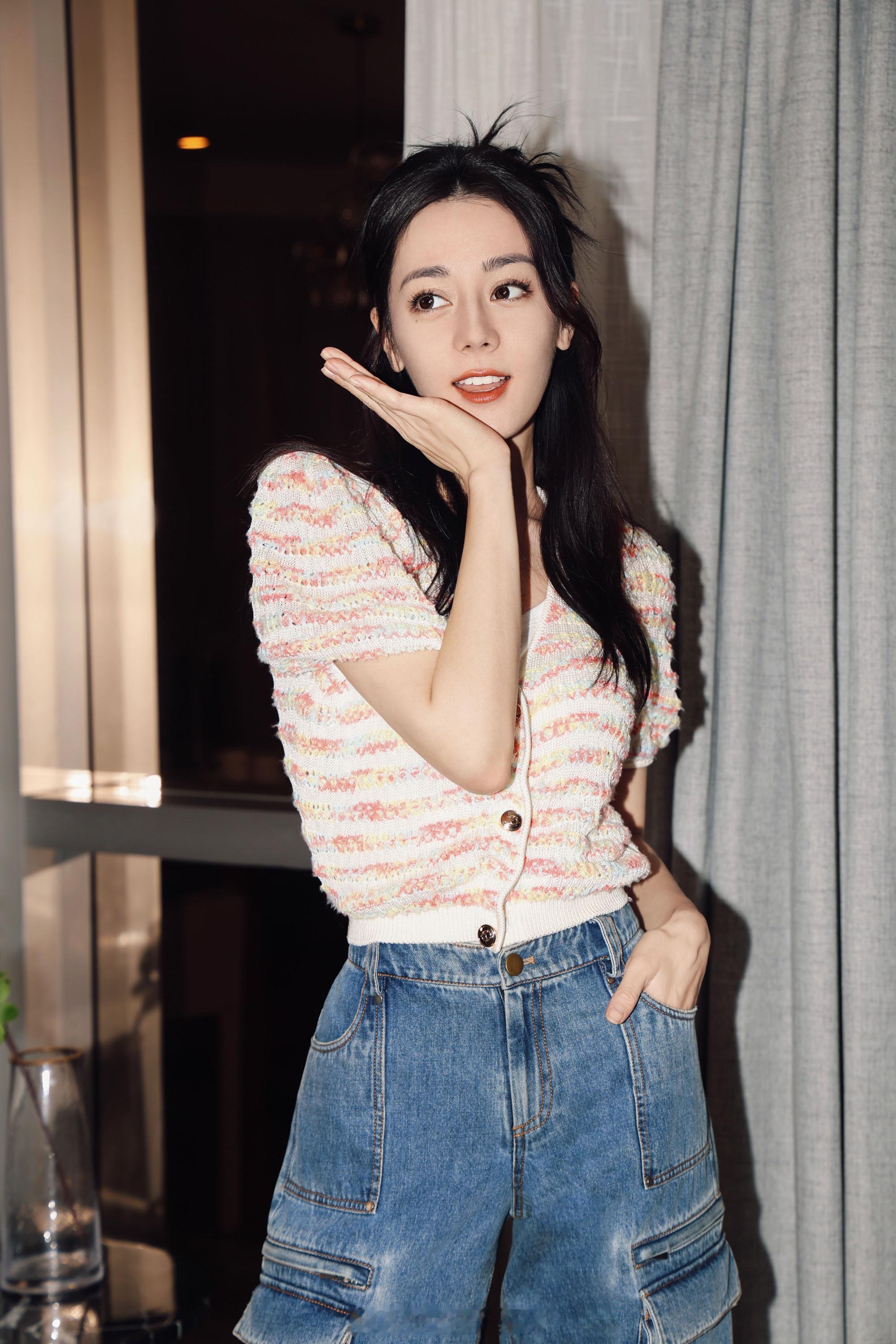 迪丽热巴假期甜美私服