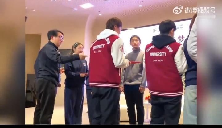 孙颖莎、王曼昱现身上海交通大学！都知道莎莎昨天现身交通大学，但不知道她参加什么