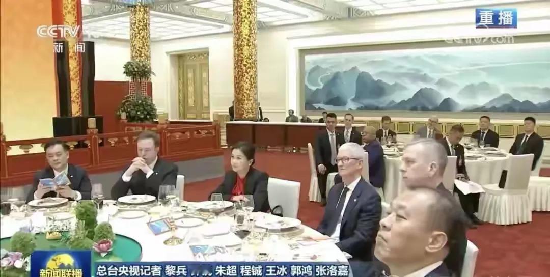 比雷军还牛？这个貌不惊人的湖南女子，凭啥坐在马斯克和库克中间这张照片确实挺有
