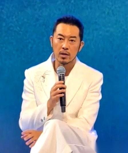 沙溢这事儿，真是让人哭笑不得。他对着镜子里的自己，一咬牙，决定减肥。不是为了接