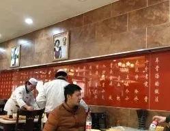 早上出跟着旅行团出去逛了半天，人困马乏，又累又饿。看到一个小饭店，赶紧走了