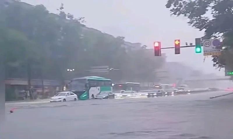 四川成都市中心这场雨，真的太猛了，说石家庄赶不上一点不夸张。一夜之间，成都成了全