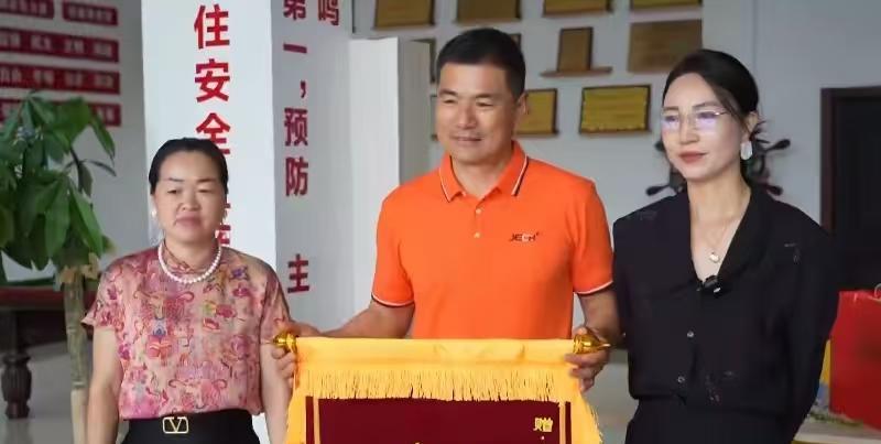 “看哭了！”5月2日，浙江金华，女子从20米高的崖边坠落，掉进有着漩涡的龙潭，危