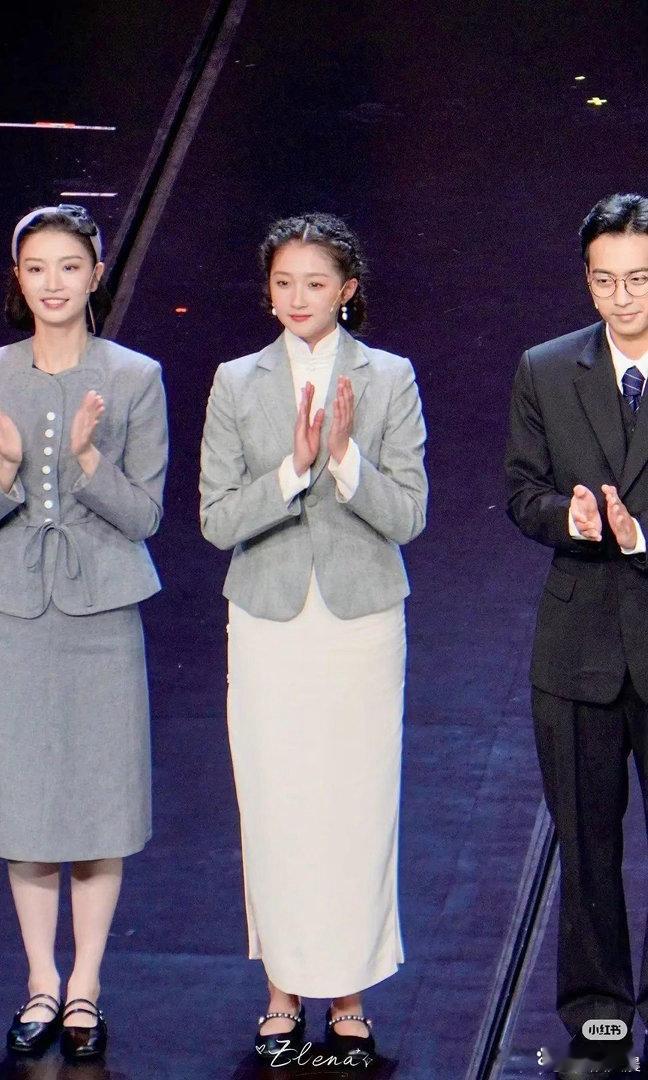 关晓彤体态略显松弛，加强身材管理，颜值与身形搭配会更完美。