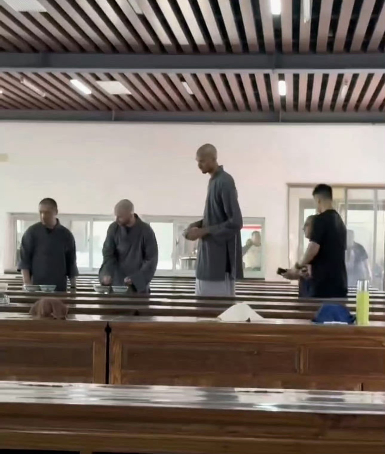 文班亚马真的剃头了[惊恐]文班亚马去了少林寺真的把头剃光了（附上图三文班原来的头