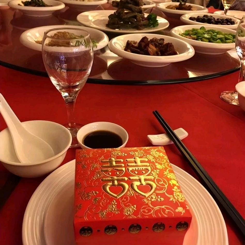 去年大姑姐的儿子结婚，我们随礼1000元，后天小姑子的女儿要出嫁了，老公问我随礼