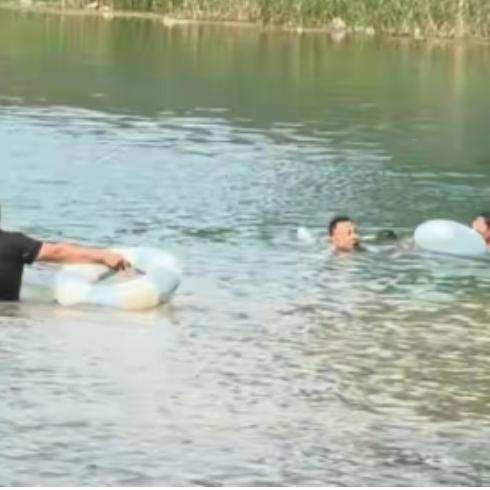 “咱哥下去救人了！”这句脱口而出的呼喊，瞬间撕开了夏日午后的宁静，也拉开了一场与
