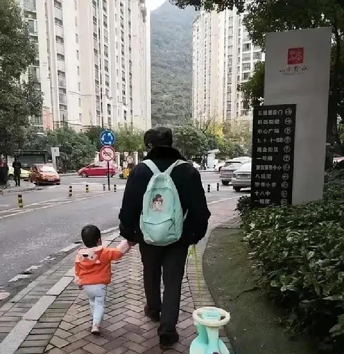 婆婆帮我带了十七年孩子，好不容易熬到孩子考上大学，家里的节奏终于可以放缓，娘家爸