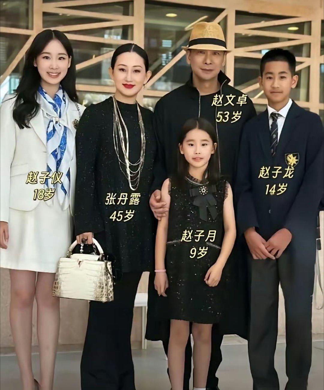 赵文卓一家五口同框——这基因，说是内娱最强也不过分。三个娃完美复刻他英气眉眼