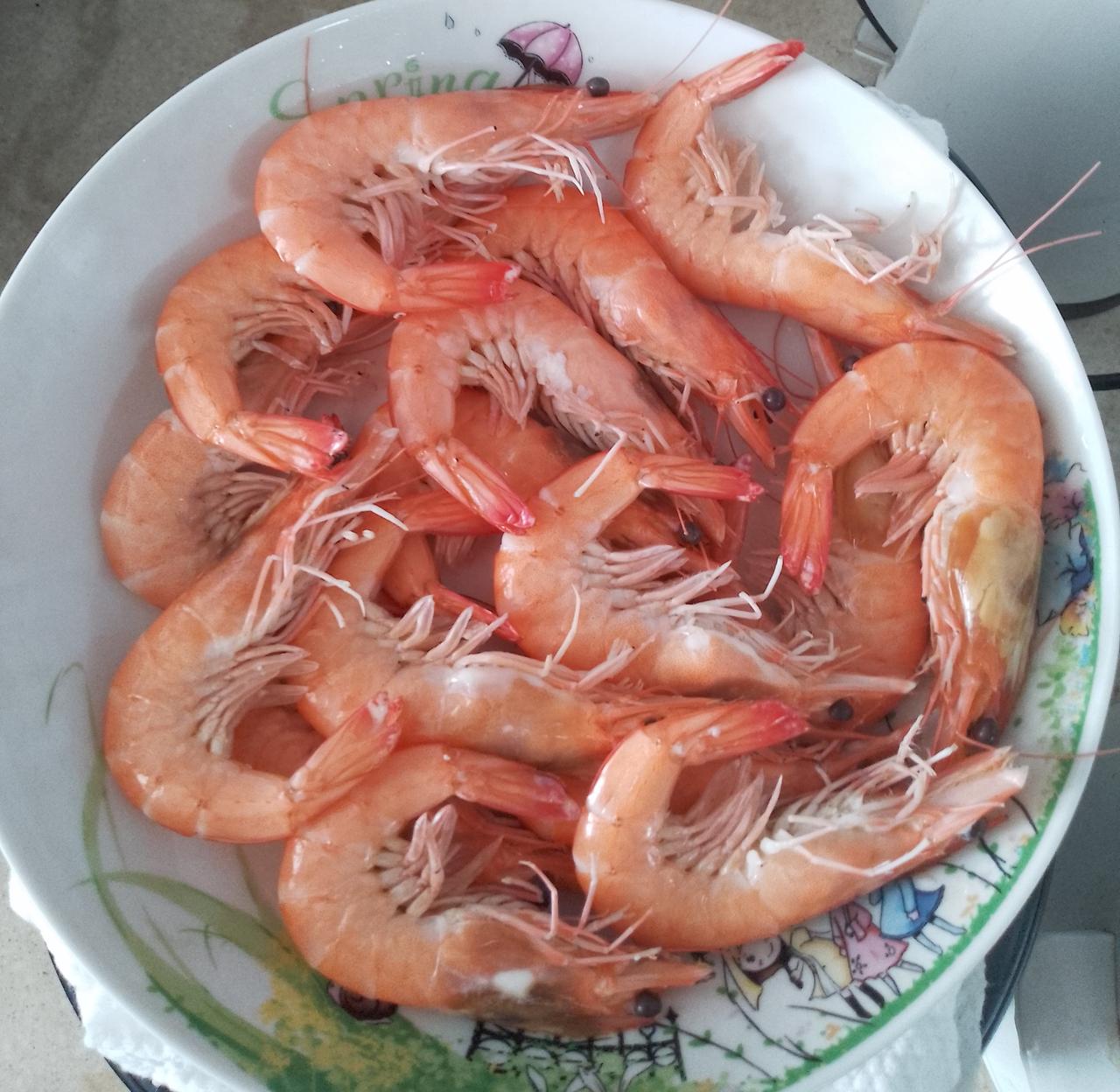 要做广州人的媳妇，你最好会煮白灼虾，不用油盐，只用干净的清水煮活虾，从市场买20