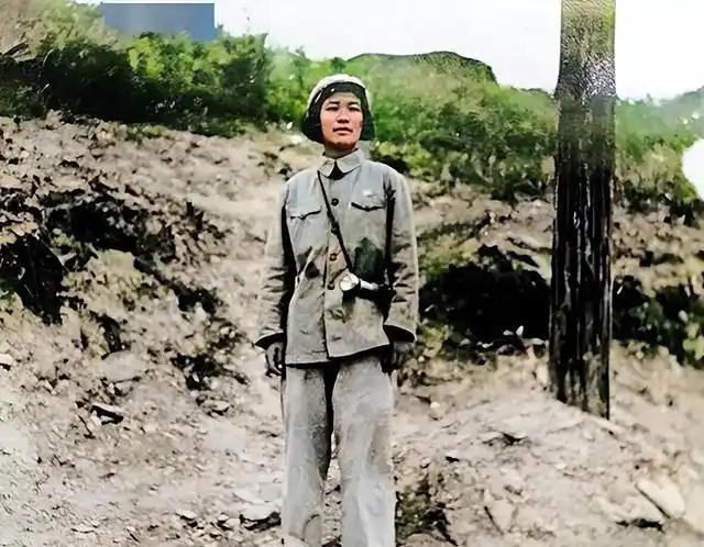 她是抗日名将戴安澜将军的女儿，貌美如花，1950年，年仅15岁的戴藩篱继承父亲报