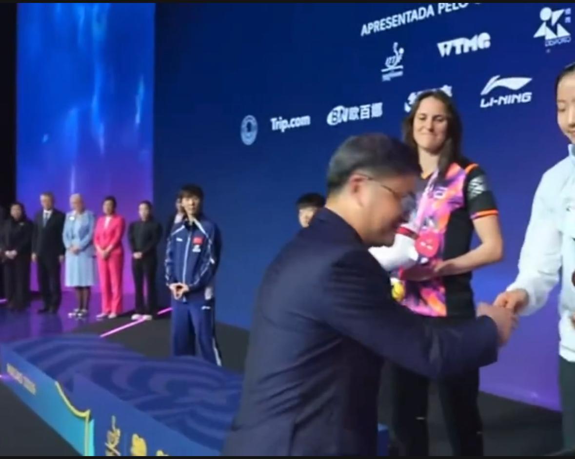 颁奖礼上的这6张照片，孙颖莎和王曼昱联手捍卫荣誉的同时，更是合力守护了女团的友好