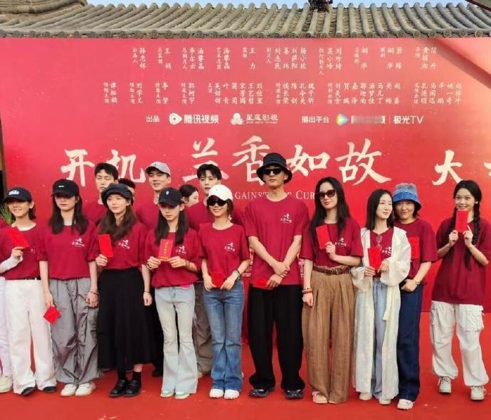今天谭松韵和李梦一起参加新剧开机仪式，两位搭配的都很时尚，而且都显得好年轻。