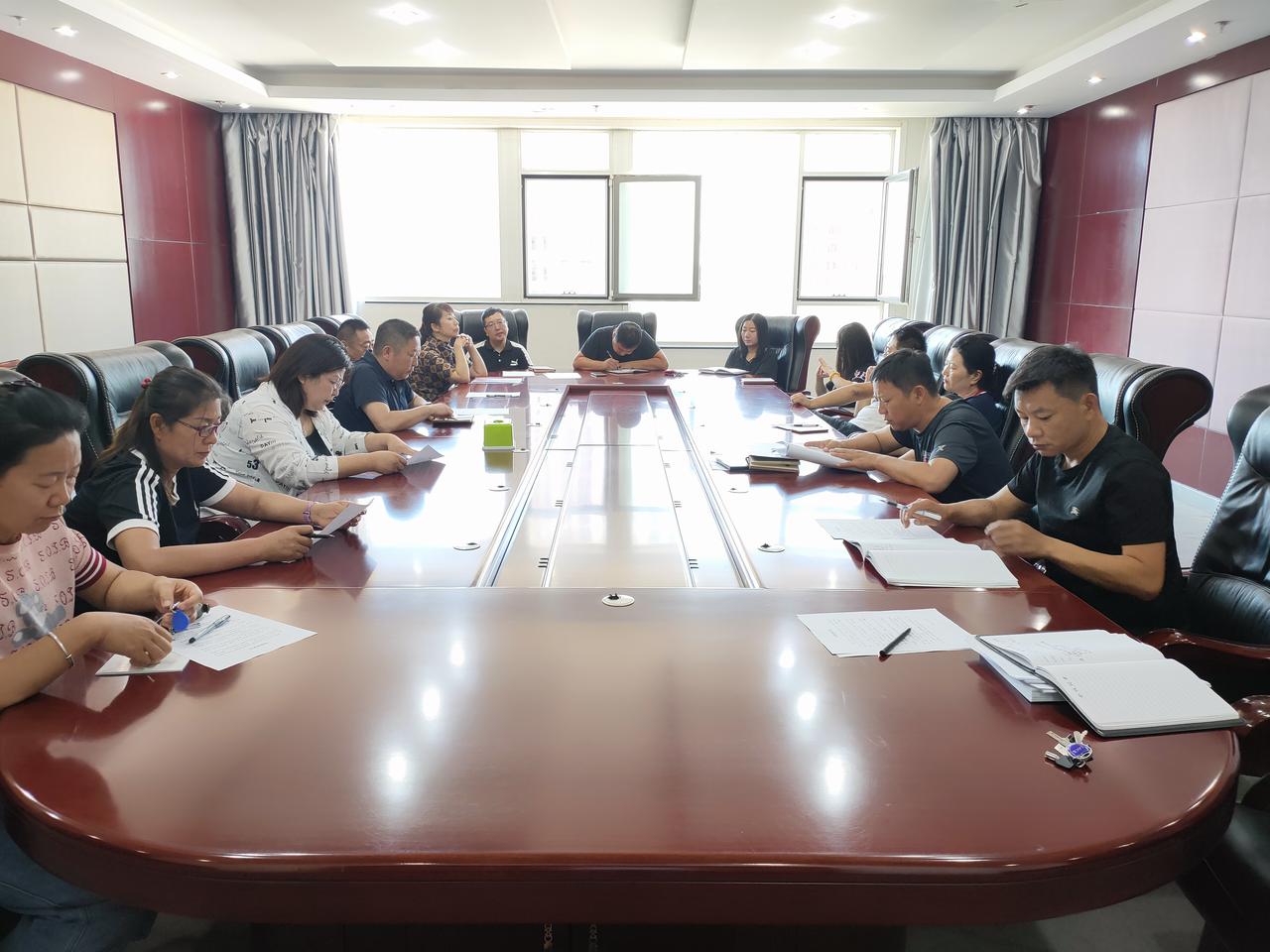 听说上周有个镇召开民主生活会，书记和镇长吵起来了。大体原因是民主生活会上，要求