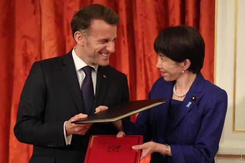 日媒不是说很矜持吗？哪里看出矜持了，只看出萌动的小手手和拉丝的眼神，半点矜持都没